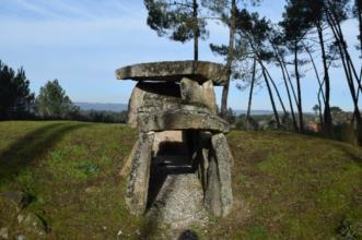 Ponto de Interesse - Anta do Penedo do Com - Esmolfe| Penalva do Castelo| Viseu Dão Lafões| Portugal