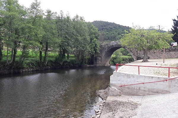 Local - Praia Fluvial Vila Cova à Coelheira - Vila Nova à Coelheira| Seia| Beiras e Serra da Estrela