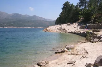 Local - Praia Fluvial de Vilarinho das Furnas - Campo do Gerês| Terras de Bouro| Cávado