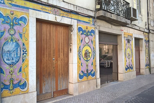 Local - Painéis de azulejos da fachada de Antiga Fábrica / Loja de Tintas e Pincéis - Misericórdia| Lisboa| Área Metropolitana de Lisboa