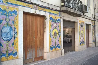 Local - Painéis de azulejos da fachada de Antiga Fábrica / Loja de Tintas e Pincéis - Misericórdia| Lisboa| Área Metropolitana de Lisboa| Portugal