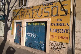 Local - Revestimento azulejar identificativo-publicitário da fachada da Casa dos Parafusos - Misericórdia| Lisboa| Área Metropolitana de Lisboa| Portugal