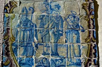 Local - Registo de azulejos com Nª Sra. do Carmo ladeada por S. Marçal e Sto. António (Tv. Sequeiro, 18) - Misericórdia| Lisboa| Área Metropolitana de Lisboa| Portugal