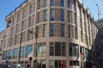 Local - Revestimento azulejar do Edifício na esquina do Largo Rafael Bordalo Pinheiro com a Rua da Trindade  - Santa Maria Maior| Lisboa| Área Metropolitana de Lisboa| Portugal