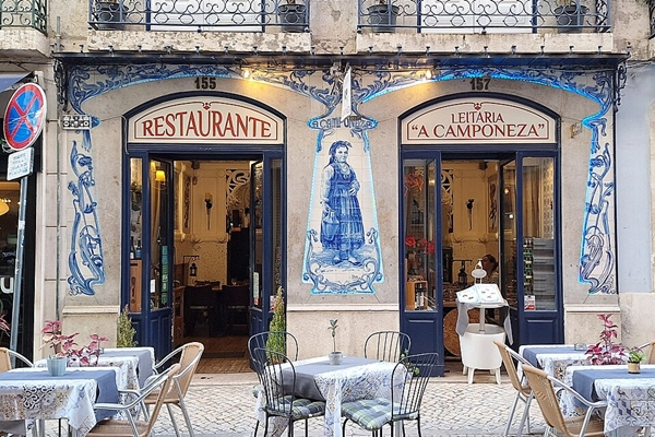 Local - Painel de azulejos na fachada da Leitaria "A Camponesa" - Santa Maria Maior| Lisboa| Área Metropolitana de Lisboa