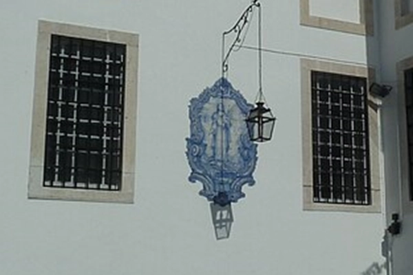 Local - Registo de azulejos com Santa Luzia na fachada Sul da Igreja de Santa Luzia - Santa Maria Maior| Lisboa| Área Metropolitana de Lisboa
