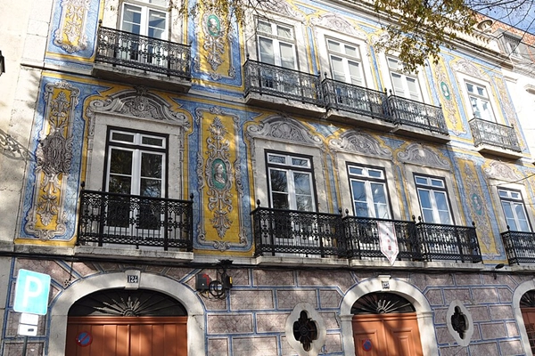 Local - Revestimento azulejar da fachada do Edifício no Campo de Santa Clara - São Vicente| Lisboa| Área Metropolitana de Lisboa