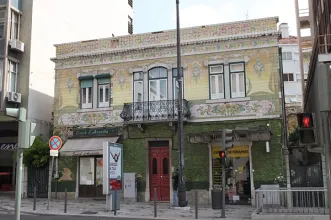 Local - Revestimento azulejar da fachada do Edifício na Av. Almirante Reis - Arroios| Lisboa| Área Metropolitana de Lisboa| Portugal