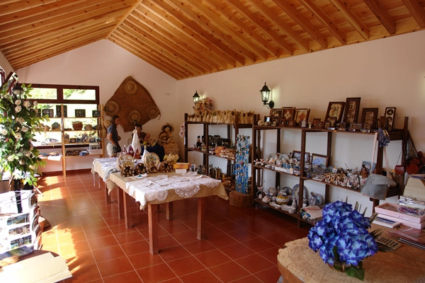 Local - Centro de Apoio ao Artesanato -  Parque da Ribeira dos Caldeirões, Estrada Regional, Achada| Nordeste| Região Autónoma dos Açores