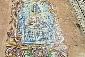 Local - Registo de azulejos com Nossa Senhora da Penha de França (R. Guarda-Mor, 42-44) - Estrela| Lisboa| Área Metropolitana de Lisboa