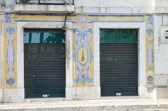 Local - Painéis de azulejos da fachada de Antiga Fábrica / Loja de Tintas e Pincéis - Misericórdia| Lisboa| Área Metropolitana de Lisboa