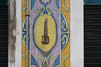 Local - Painéis de azulejos da fachada de Antiga Fábrica / Loja de Tintas e Pincéis - Misericórdia| Lisboa| Área Metropolitana de Lisboa