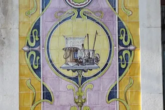 Local - Painéis de azulejos da fachada de Antiga Fábrica / Loja de Tintas e Pincéis - Misericórdia| Lisboa| Área Metropolitana de Lisboa