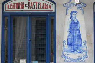 Local - Painel de azulejos na fachada da Leitaria "A Camponesa" - Santa Maria Maior| Lisboa| Área Metropolitana de Lisboa