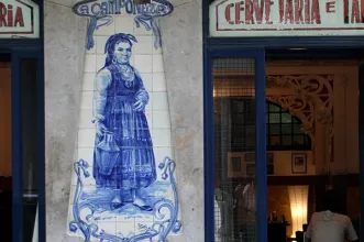 Local - Painel de azulejos na fachada da Leitaria "A Camponesa" - Santa Maria Maior| Lisboa| Área Metropolitana de Lisboa