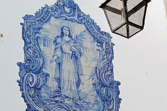 Local - Registo de azulejos com Santa Luzia na fachada Sul da Igreja de Santa Luzia - Santa Maria Maior| Lisboa| Área Metropolitana de Lisboa
