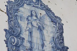 Local - Registo de azulejos com Santa Luzia na fachada Sul da Igreja de Santa Luzia - Santa Maria Maior| Lisboa| Área Metropolitana de Lisboa