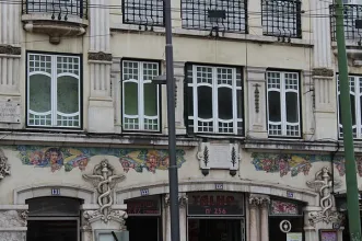 Local - Frisos Arte Nova do Edifício na Rua Saraiva de Carvalho - Campo de Ourique| Lisboa| Área Metropolitana de Lisboa