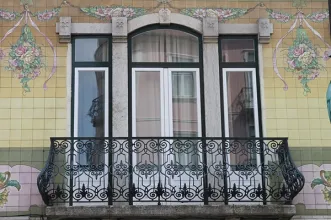 Local - Revestimento azulejar da fachada do Edifício na Av. Almirante Reis - Arroios| Lisboa| Área Metropolitana de Lisboa