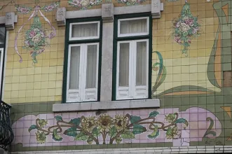 Local - Revestimento azulejar da fachada do Edifício na Av. Almirante Reis - Arroios| Lisboa| Área Metropolitana de Lisboa