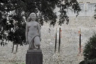 Local - Figura feminina (sem título) - António Duarte - Santa Maria Maior| Lisboa| Área Metropolitana de Lisboa
